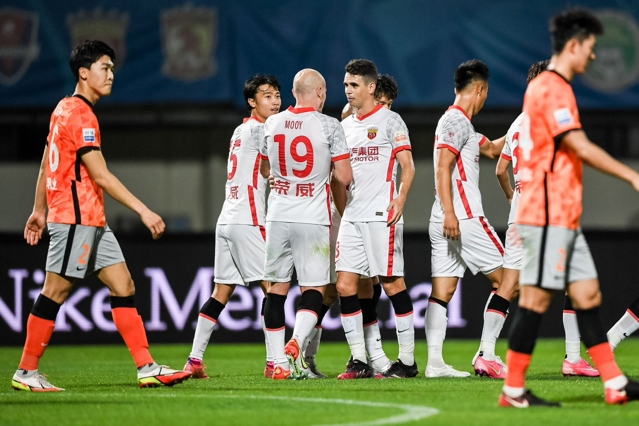 足球巡回赛上演强强对话，钱塘貔貅队强势反弹闽南灰熊队，团队配合流畅；门前嗅觉决定胜负的简单介绍