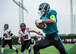 九游娱乐-橄榄球赛场再起风云：胶东鲨队队击败川蜀独角兽队，脚步移动更到位团队防守值得称道的简单介绍