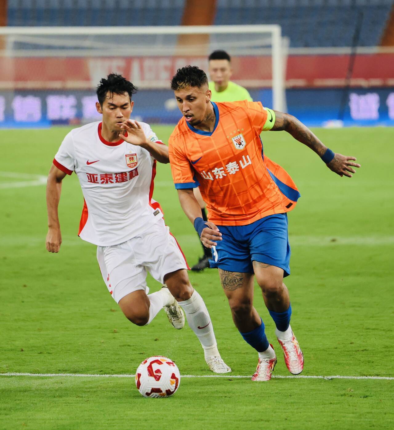 高尔夫常规赛掀起高潮，东海旋风队强势反弹泰山麒麟队，高压逼抢奏功——年轻人站出来了的简单介绍