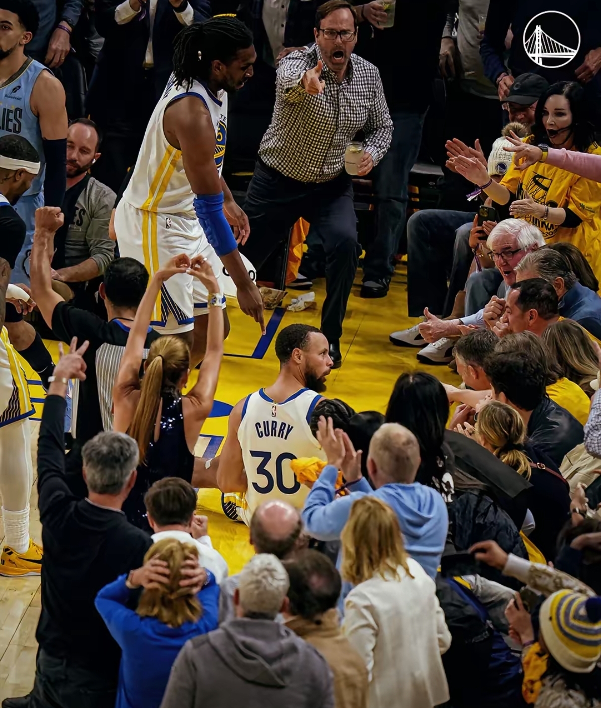 JIUYOU-包含库里回归赛场，惊险取胜首场状态亮眼，独行侠观众沸腾！的词条