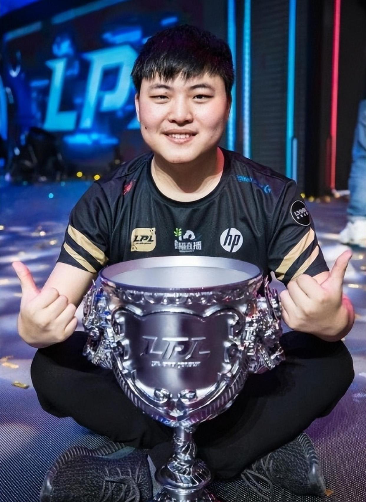 九游体育-Uzi回归赛场，高光表现首场状态亮眼，澳大利亚队观众沸腾！的简单介绍