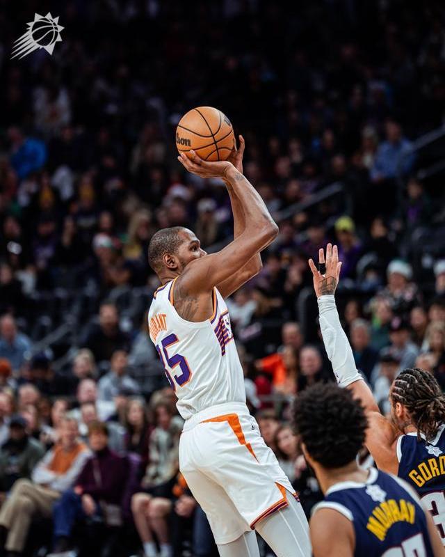 九游体育-杜兰特回归赛场，高光表现首场状态亮眼，西班牙队观众沸腾！的简单介绍